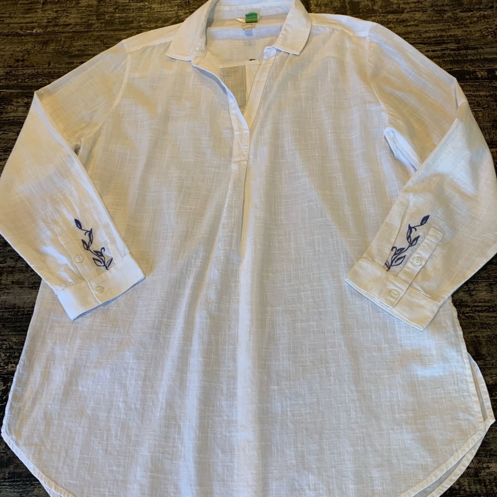 JAZZ white button down with embroidery accents in blue L NWOT